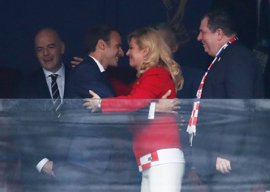 الرئيس الفرنسي إمانويل ماكرون يُقبل رئيسة كرواتيا