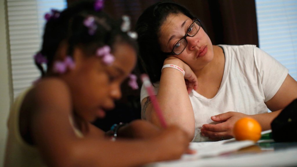 نصائح مهمّة للأم التي تُربي أبنائها بمفردها بسبب غياب الأب